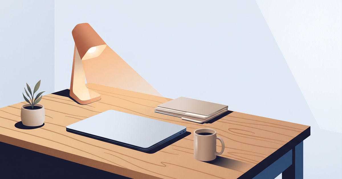 Ilustração editorial de uma escrivaninha profissional organizada com laptop fechado, lâmpada com luz quente, pasta neutra, caneca e planta — paleta sóbria, sem texto